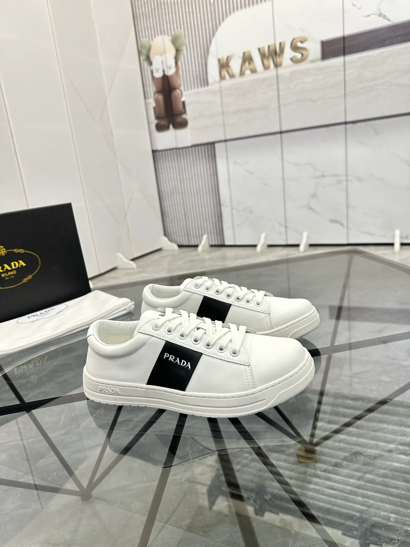 Men's shoes: 💰P400¥ Product trademark: Prada *"Prada*" low-top casual shoes Regular size: 38-44 (can be customized to 45) Product materials: imported cowhide upper, sheepskin lining, original outsole. Number: 020